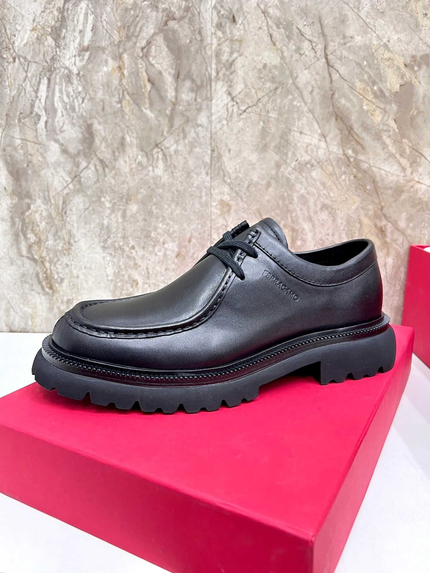 Original quality P780 Brand: Ferragamo Standard code: Men's code 39.40.41.42.43.44 Grade: Same style as the official website High-quality men's shoes Material: Customized first-layer calfskin with water-dyed cowhide lining Cowhide tiptoe Original non-slip and wear-resistant rubber outsole Style category: Men's formal business leather shoes are young and fashionable European and American trends British style Casual matching Comfortable feet Color: actual picture